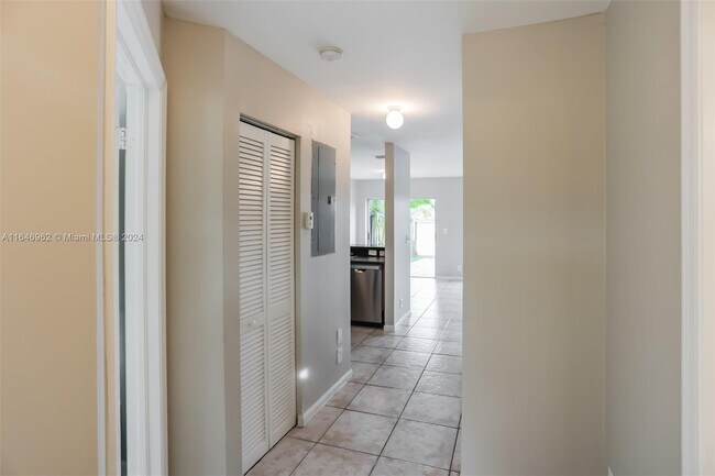 Building Photo - 17513 SW 140th Ct