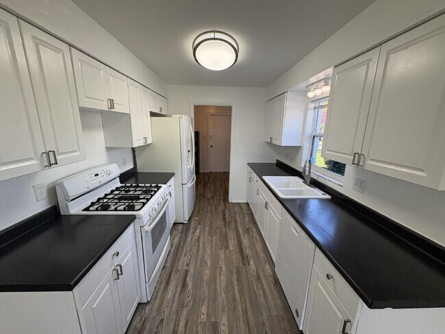Foto del edificio - Coastal Living Starts Here – Renovated 4BR Home Just 10 Minutes from the Beach