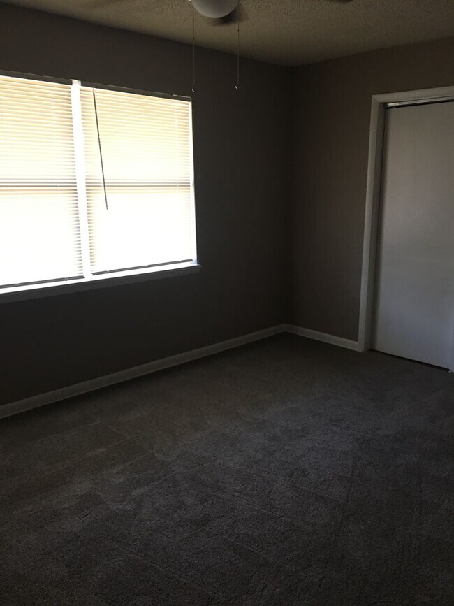 Building Photo - HOME FOR RENT IN SAND SPRINGS