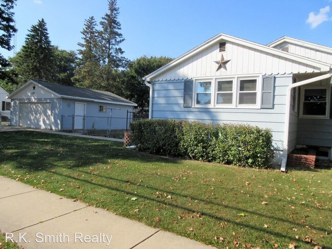 Building Photo - 703 N Oakhill Ave