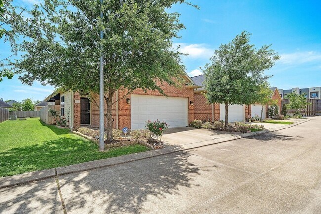 Foto del edificio - 912 Sweet Pine Dr