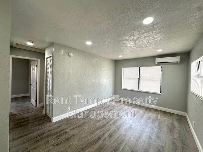 Foto del edificio - 1036 1/2 19th Street South - Upper