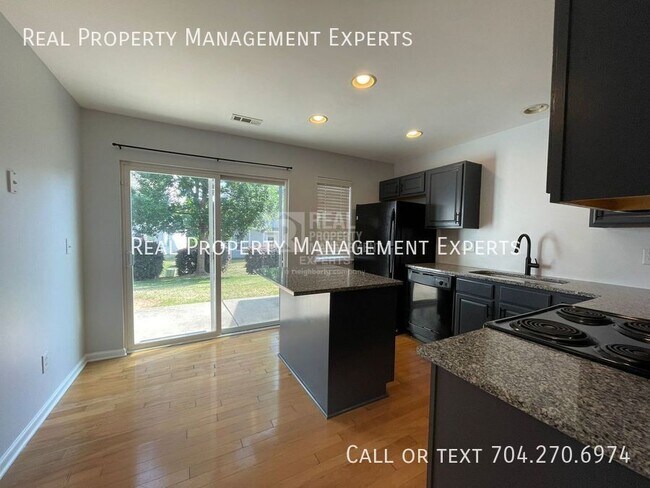 Foto del edificio - 11026 Derryrush Ave