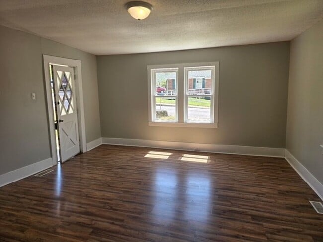 Building Photo - 3 Bed 2 Bath for Rent!