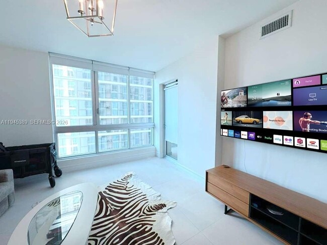 Foto del edificio - 300 S Biscayne Blvd