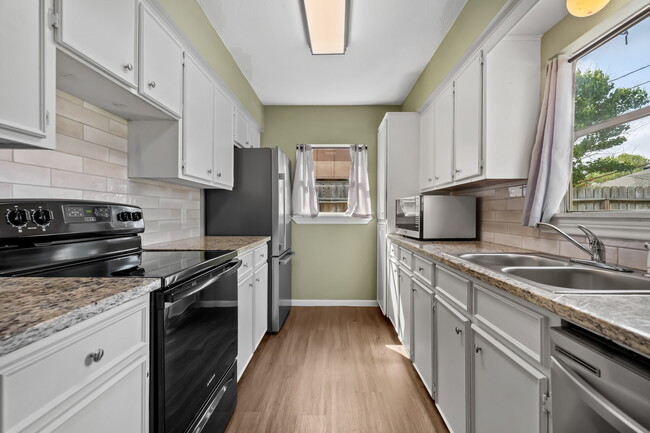 Building Photo - 806 Mariana Dr
