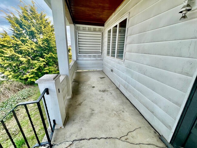 Building Photo - Coraopolis 3 Bedroom, 2 Bath House with De...