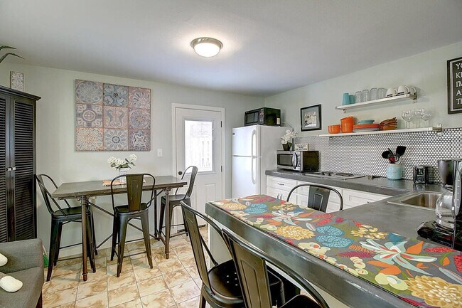 Building Photo - 134 N Alister St