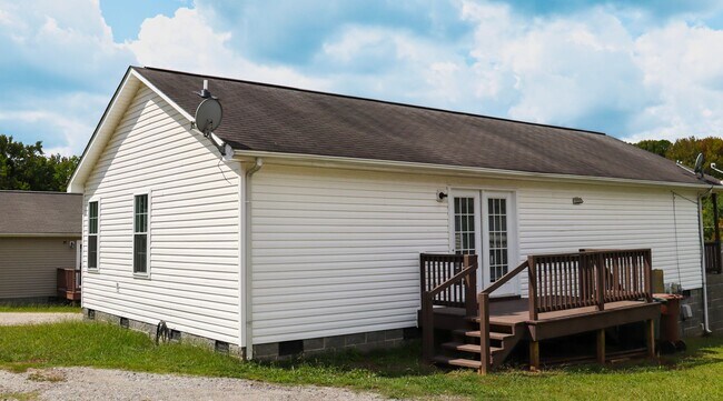 Foto del edificio - Charming 4 bedroom, 2 bathroom home in Greensboro w lake front views