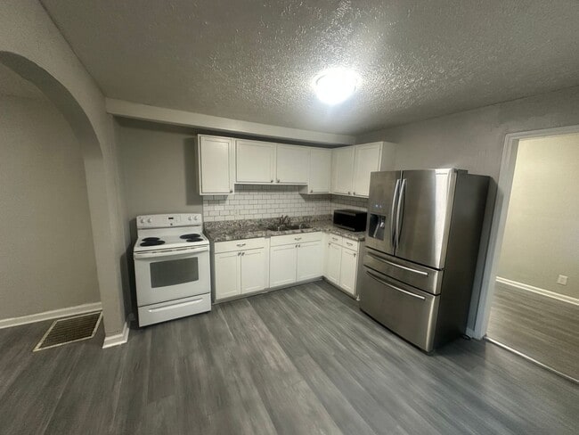 Building Photo - 642 Congress Ave