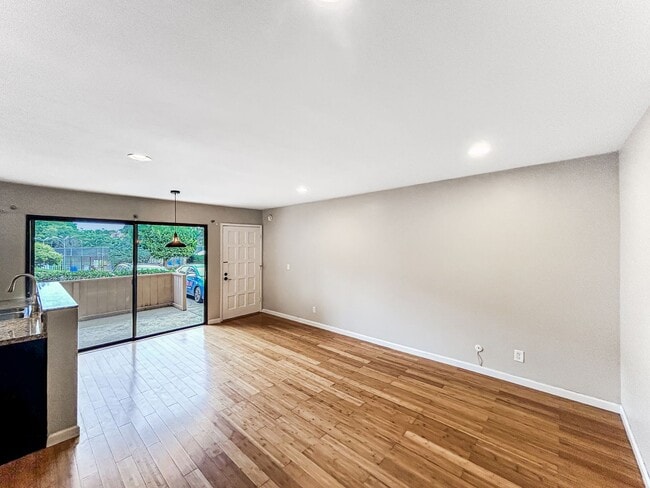 Building Photo - Beautiful 1B/1BA Condo in Hillcrest w/ Upgraded Kitchen, W/D & Swimming Pool!