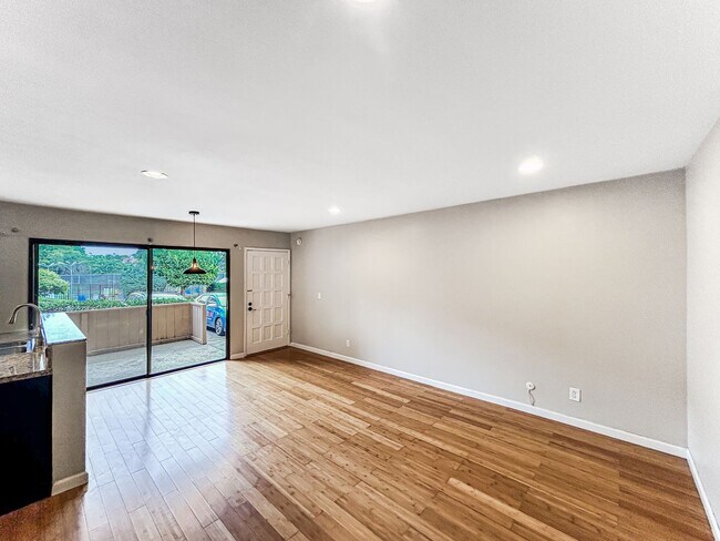 Foto del edificio - Beautiful 1B/1BA Condo in Hillcrest w/ Upgraded Kitchen, W/D & Swimming Pool!