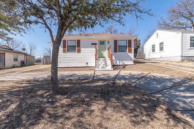 Parte delantera con unidad circular - 1733 Melba Ct