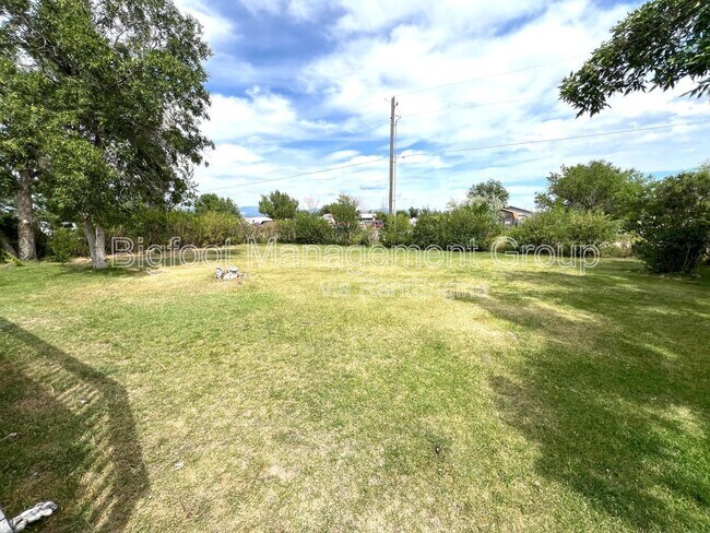 Building Photo - 3750 Heather Dr