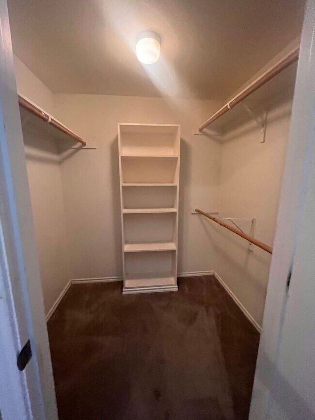 Building Photo - 6bed/3bath with garage in North Campus