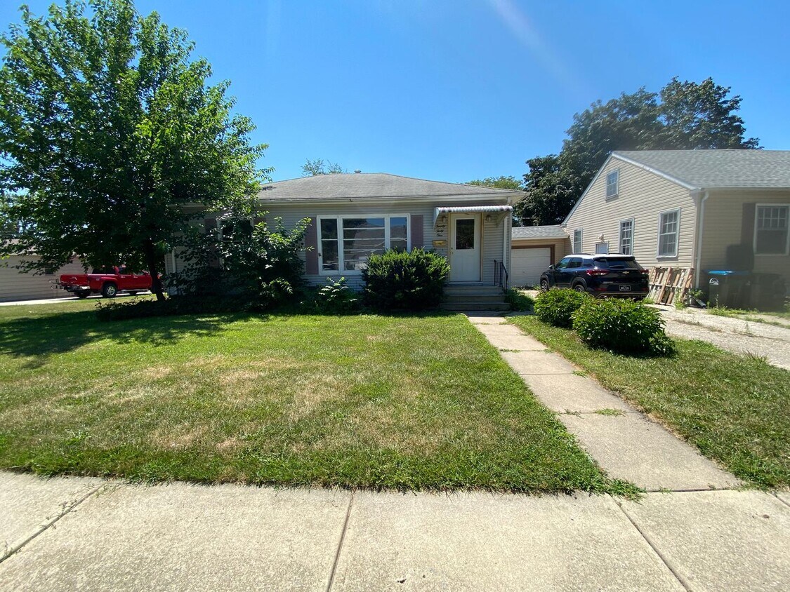 Foto principal - 3 bedroom house $850