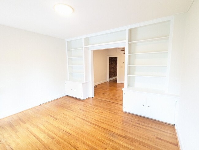 Building Photo - Charming Historic townhouse in downtown Frederick available mid June!