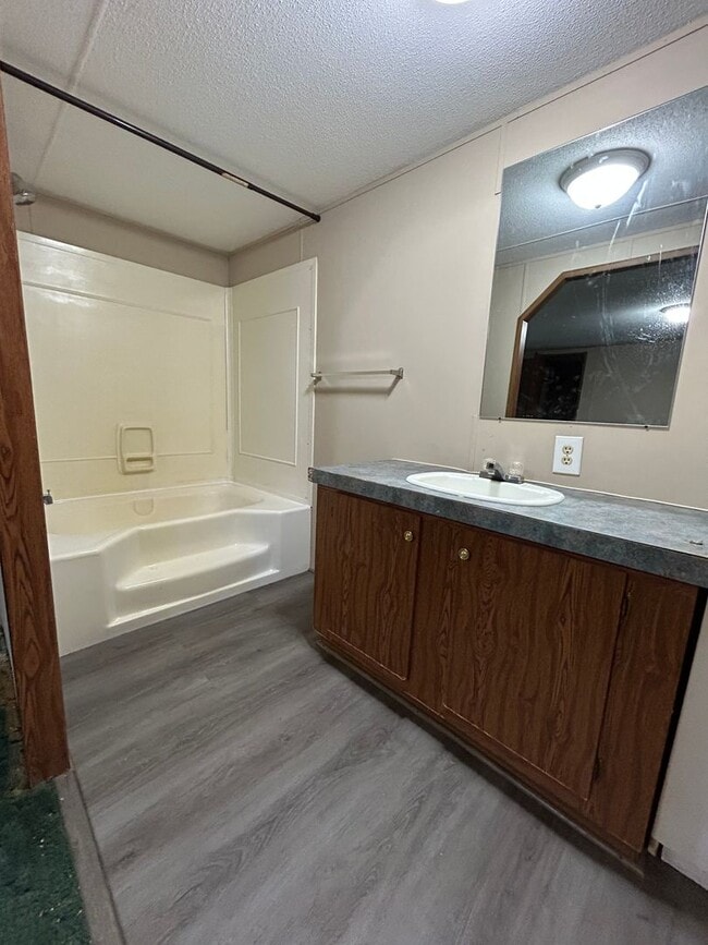 Building Photo - 3 Bedroom Mobile Home