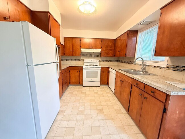 Foto del edificio - Update 2 Bedroom with Fenced Yard and Water/ Swear & Garbage Paid!