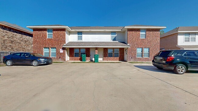 Foto del edificio - 2 BEDROOMS TOWNHOUSE STYLE WITH NEW STAINLESS STEEL APPLIANCES!!!!