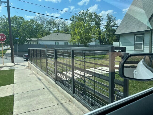 Foto del edificio - 271 Pendleton Ave