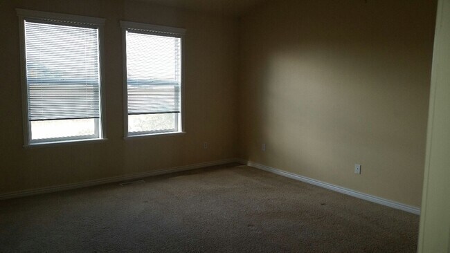 Building Photo - Cute Boise Townhouse