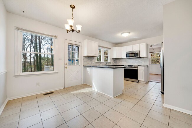 Foto del edificio - Just right 3 bedroom, 2 bath ranch with hardwoods and fenced yard!