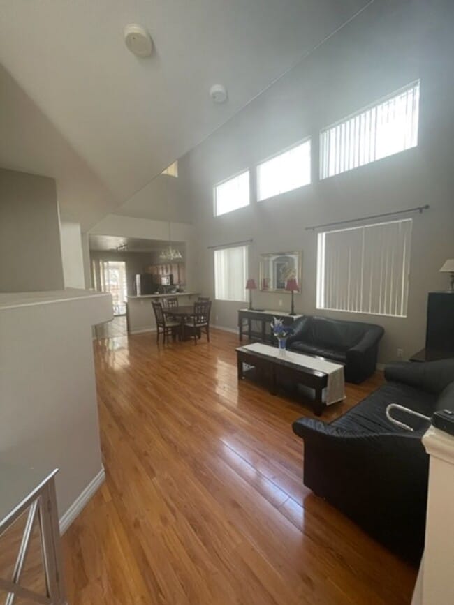 Building Photo - SINGLE FAMILY 3 BED/ 2.5 BATH W/ DOWNSTAIR...