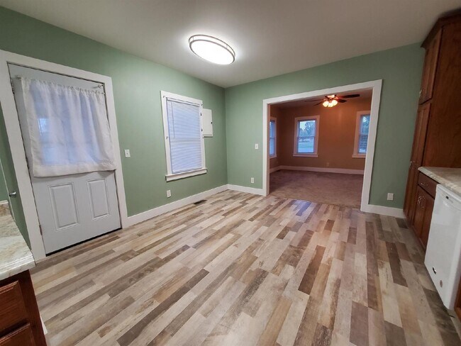 Foto del edificio - Spacious 2 Bedroom House Updated with Remo...