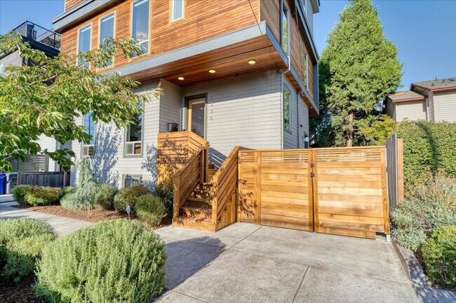 Foto del edificio - $500 off first month's rent! Spacious, light-filled 4-bdrm/3.5-bath home w/ roof deck