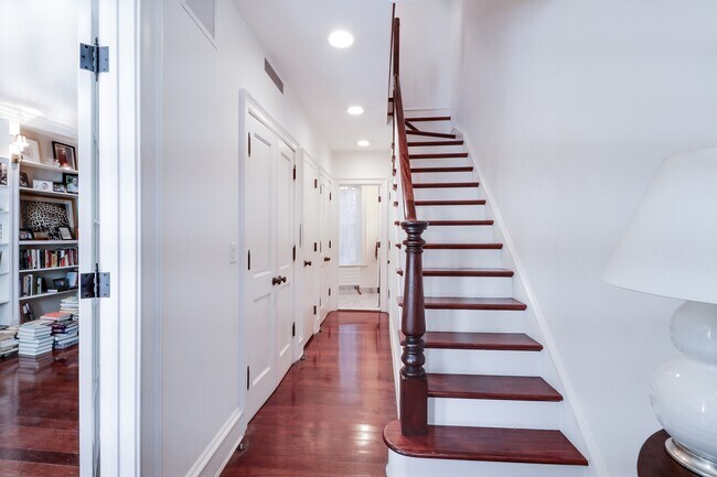 Foto del edificio - West Village Landmark Townhouse For Rent
