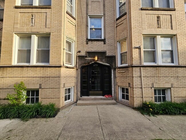 Building Photo - 6543 N Francisco Ave