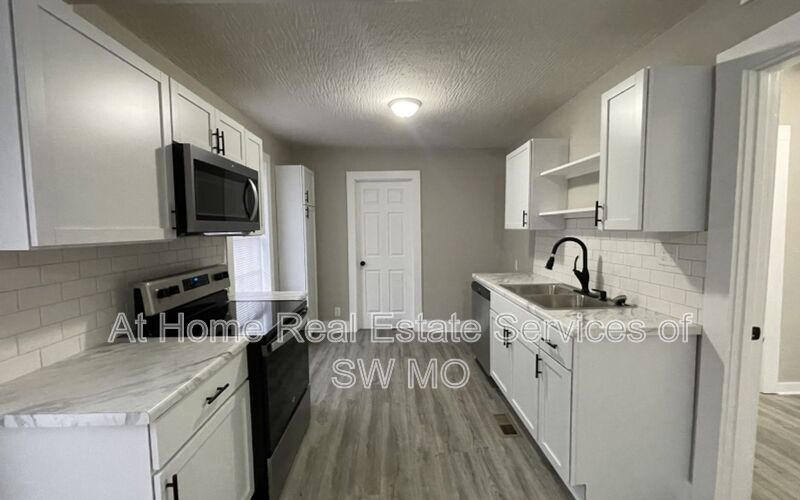 Primary Photo - 1015 N Newton Ave