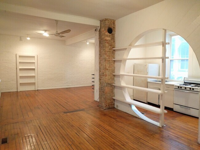 Building Photo - 812 W 19th St