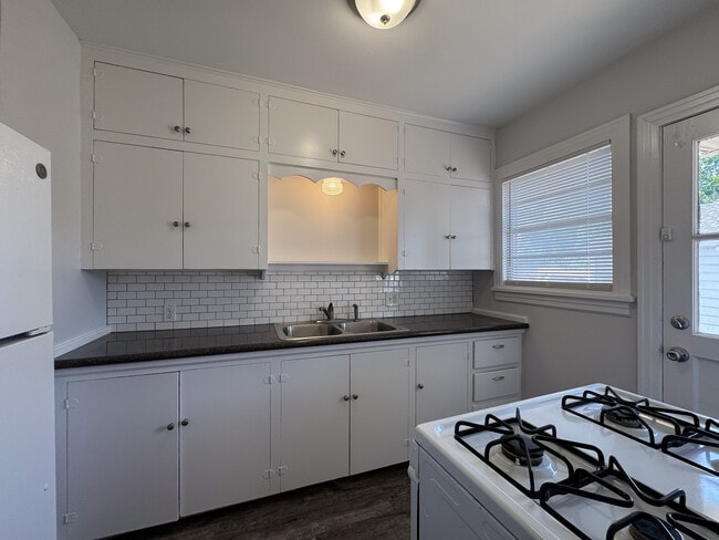 Cocina - 401 E 6th St