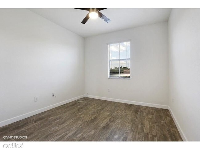 Building Photo - 4 br, 3.5 bath  - 820 W Village Cir