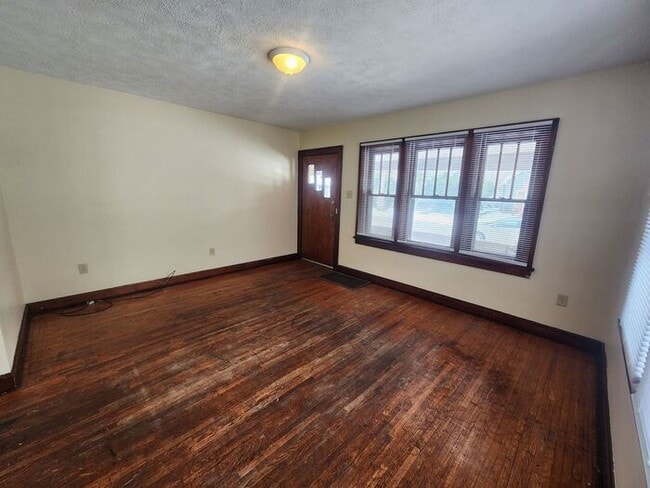 Building Photo - 2 Bedroom Home Near Union Hospital - Pets Welcome!
