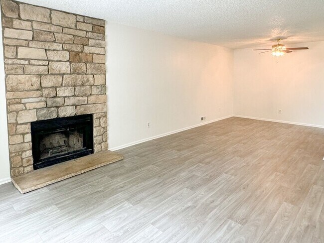 Building Photo - 8460 Everett Way