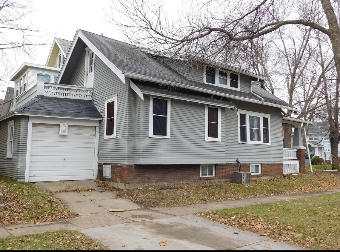 Building Photo - 1841 Grande Ave SE