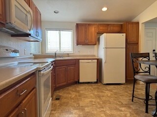 Foto del edificio - 2166 Camellia Dr