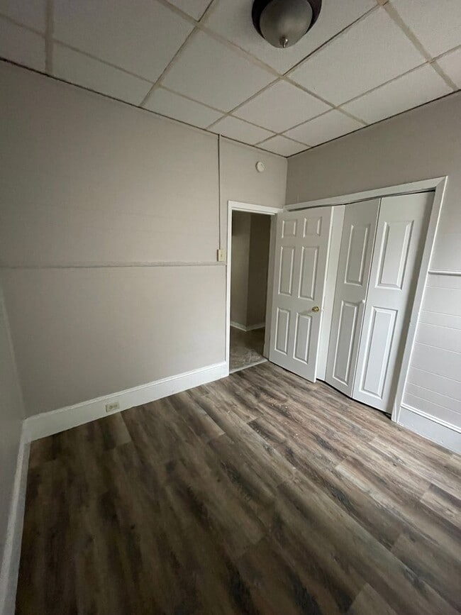 Building Photo - 3 Bedroom, 1 Bath Unit