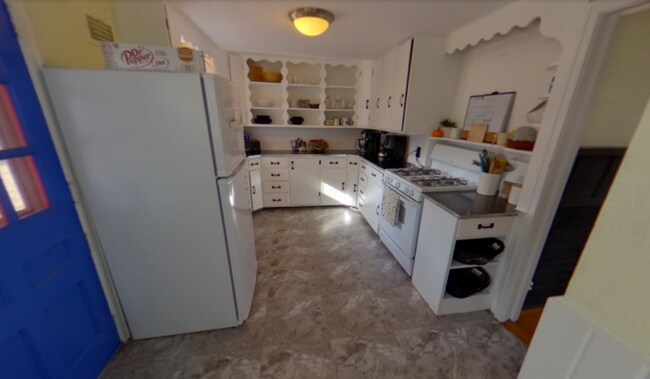 Building Photo - Fenced-in backyard + Washer & Dryer + Pet ...
