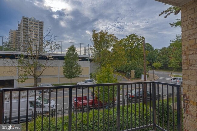Foto del edificio - 5937 Quantrell Ave