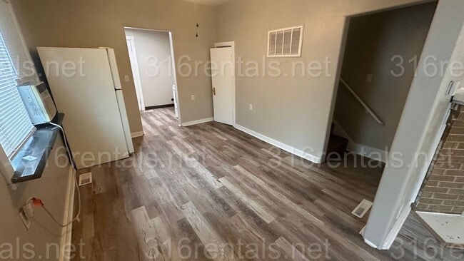 Building Photo - $695- 2 bed 1 bath - Newly Remodeled Duplex