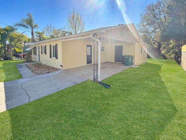 Building Photo - 221 S Johns St