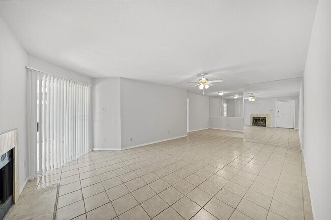 Building Photo - 9797 Leawood Blvd