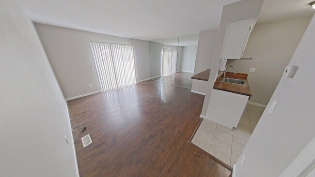 Foto del edificio - 8445 Hickory Dr