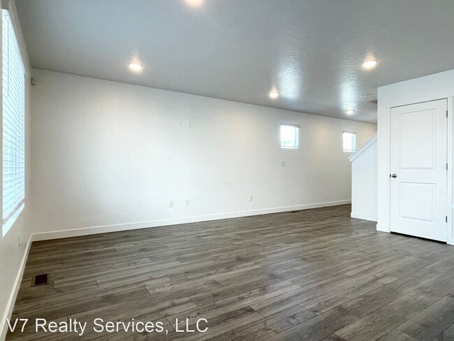 Building Photo - 4 br, 3.5 bath House - 223 N. Pier Ct.