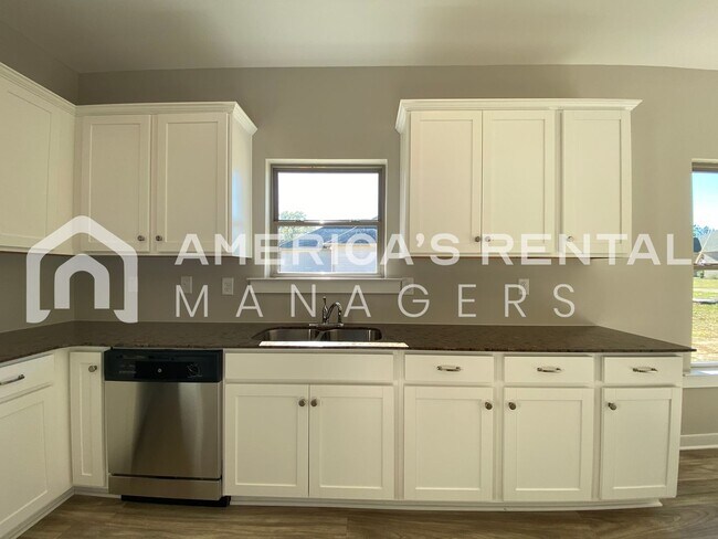 Building Photo - Home for Rent in Lincoln, AL! Sign a 13 mo...