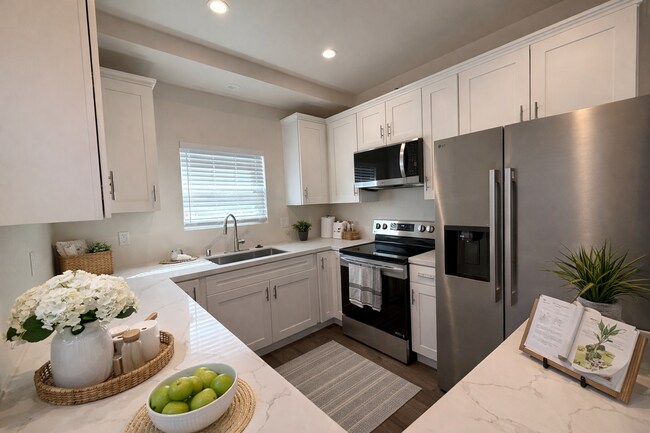 Foto del edificio - 4BD/2BA on East Falls! Newer Build & Rooftop Deck!